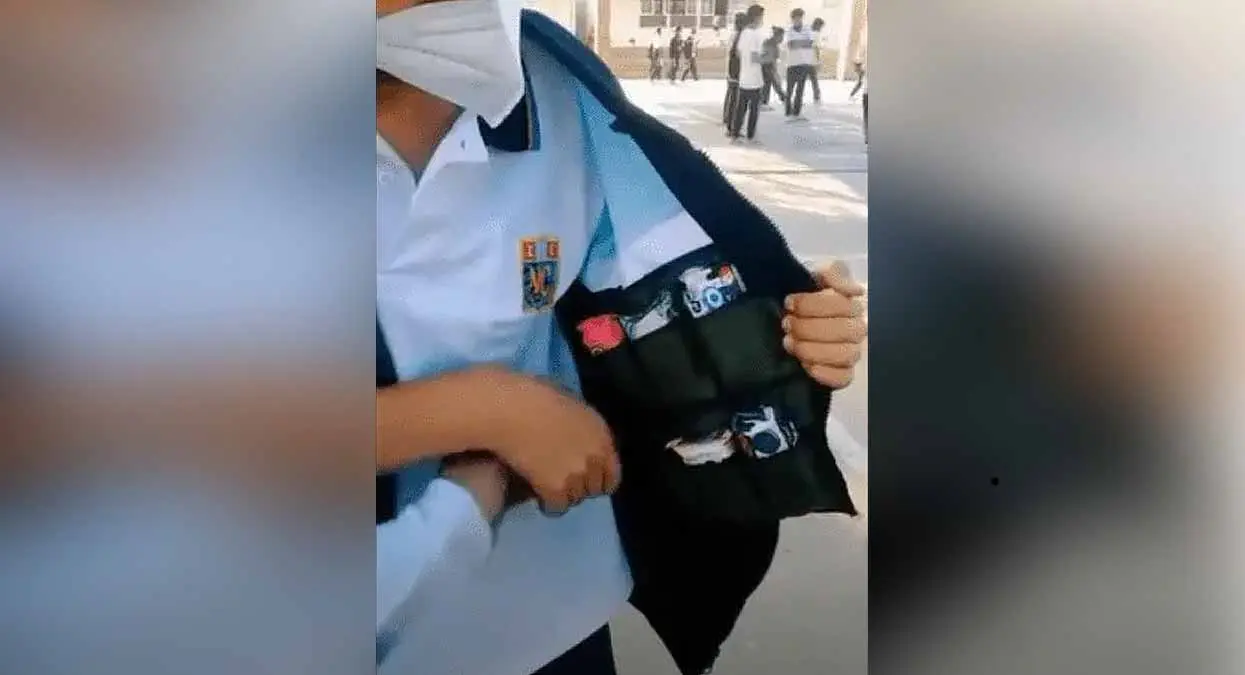 VIDEO: Niño convierte su uniforme escolar en tiendita móvil