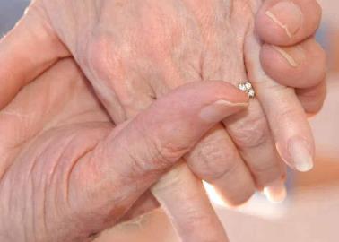 Familia abandona a abuelita en la banqueta