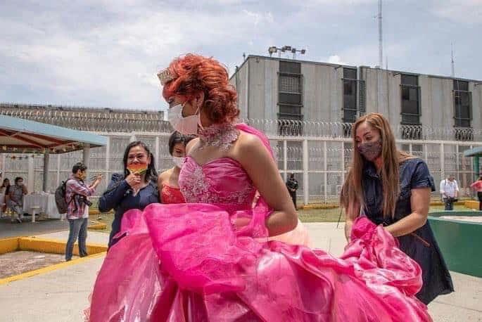 Hijas de reclusas festejan sus XV años en la prisión