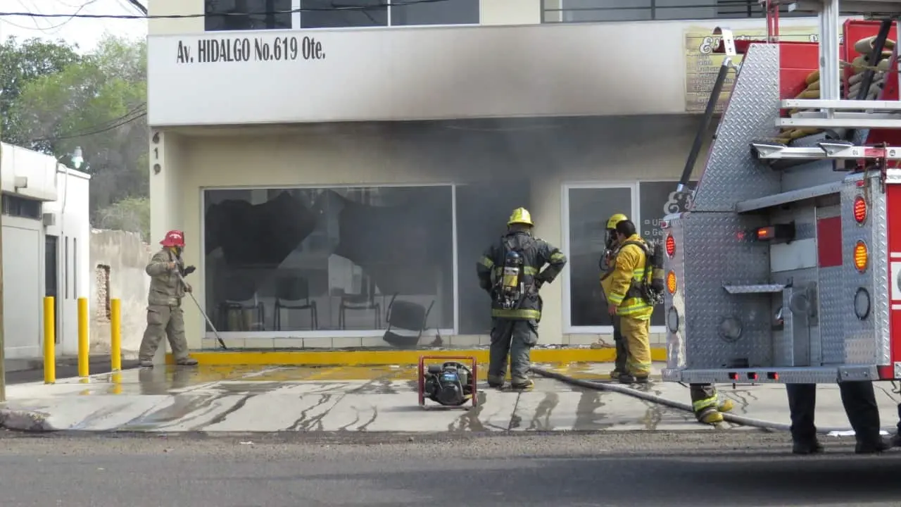 Se incendia céntrica oficina