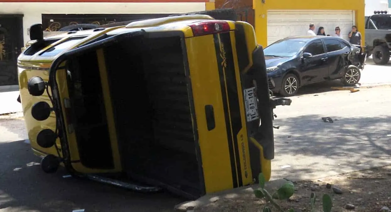 Vuelca pick up tras chocar en Villa Bonita