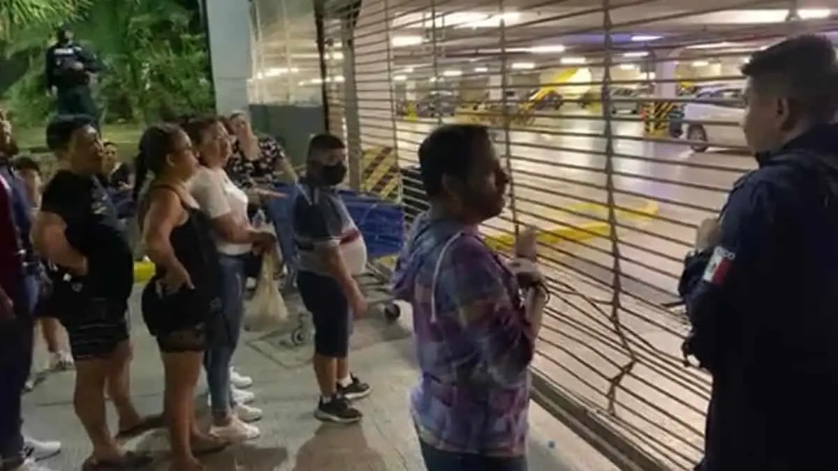 Van al concierto de Gloria Trevi y Walmart les encierra sus autos