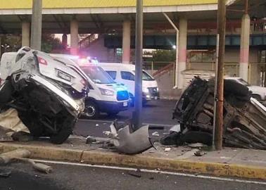 Auto choca contra poste y se parte; muere pareja