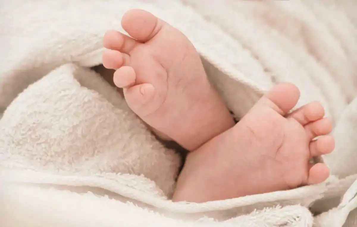 Bebé muere ahogada en bañera; su padre revisaba redes sociales