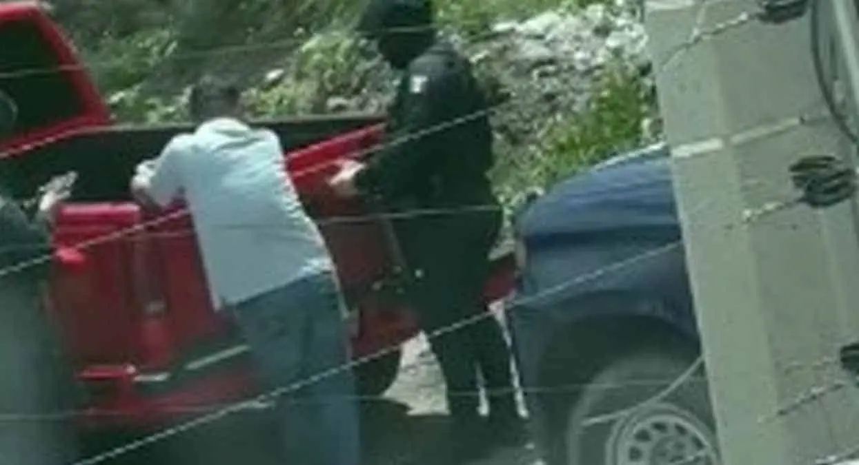 VIDEO: Captan a policías guardándose fajo de billetes en esculque