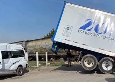 Video. Tren parte en dos a un tráiler