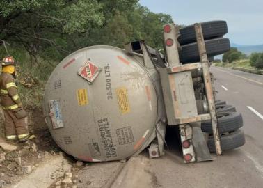 Vuelca tráiler cargado de aceite