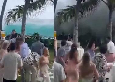 VIDEO: Gigantescas olas hacen de agua una boda en la playa