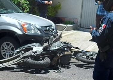 VIDEO. Tras asalto, automovilista atropella dos veces a ladrones