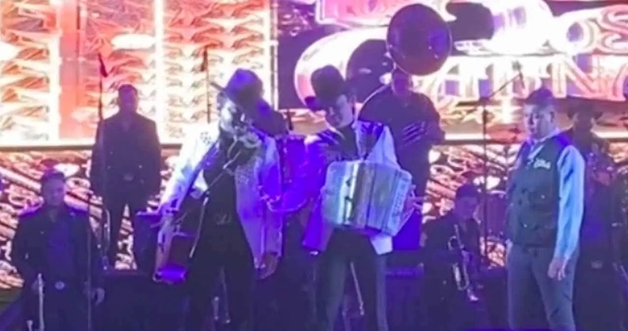 Video. Amenazan con arma a Los Dos Carnales durante concierto