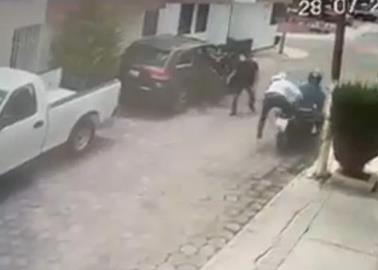 VIDEO. Vecinos frustran asalto y someten a ladrones a golpes