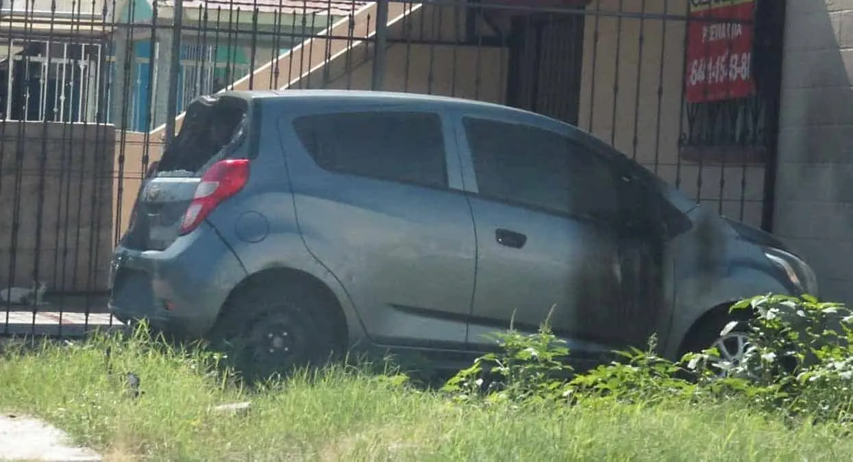 Arde vehículo en la colonia Primero de Mayo