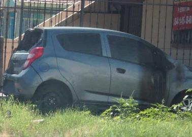 Arde vehículo en la colonia Primero de Mayo