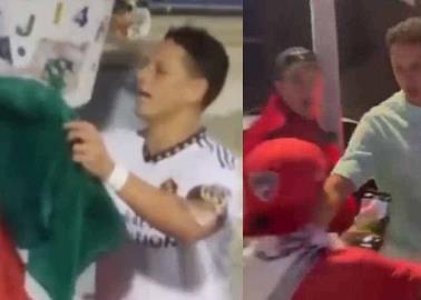 VIDEO: Chicharito tira bandera al piso y niega autógrafo a niño