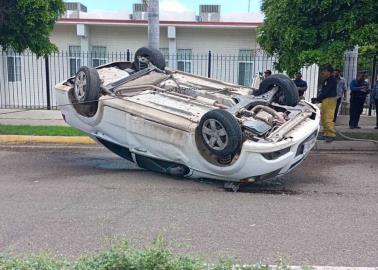 Vuelca automóvil en la calle Yaqui