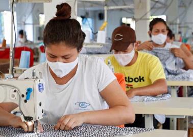 Vuelve a contratar maquiladora textil