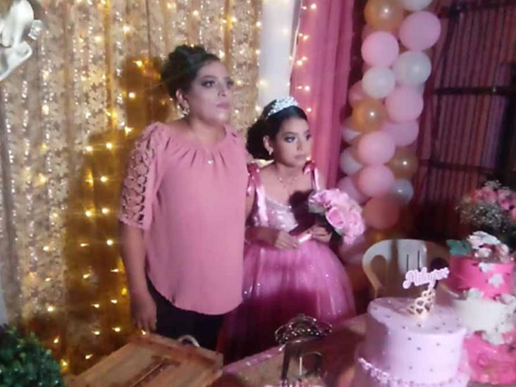 Pese a sus limitaciones, Milagros festeja sus 15 años Pese a sus limitaciones, Milagros festeja sus 15 años
