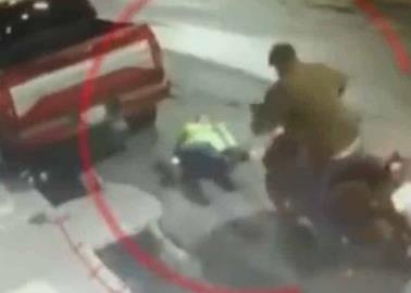 Video. Hombre atropella y golpea  a mujer