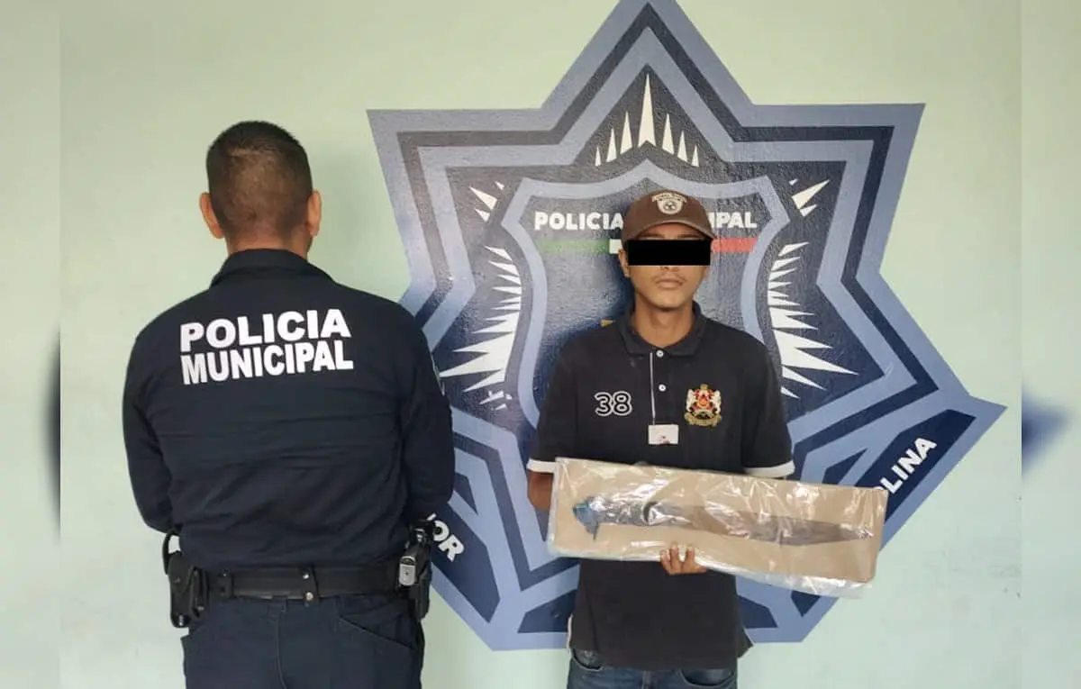 Paseaba con filoso machete