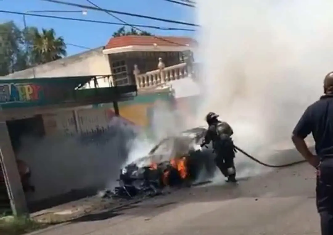 Se incendia auto afuera de una guardería