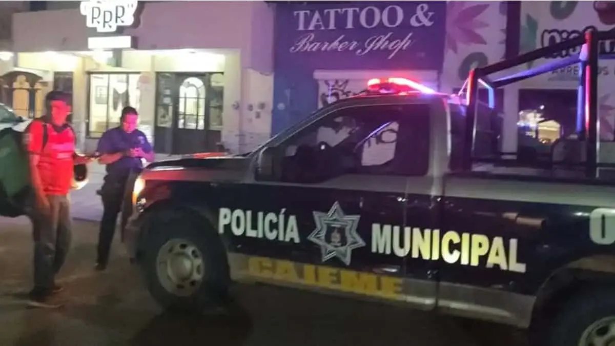 Dejan a pie a repartidor