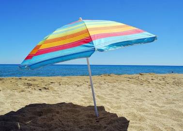 Muere mujer tras ser atravesada por una sombrilla de playa