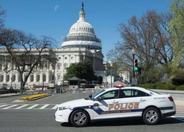 Hombre se suicida tras chocar su auto contra valla del Capitolio