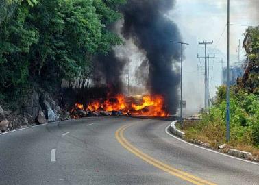 Video. Vuelca pipa cargada de combustible y explota en Acapulco