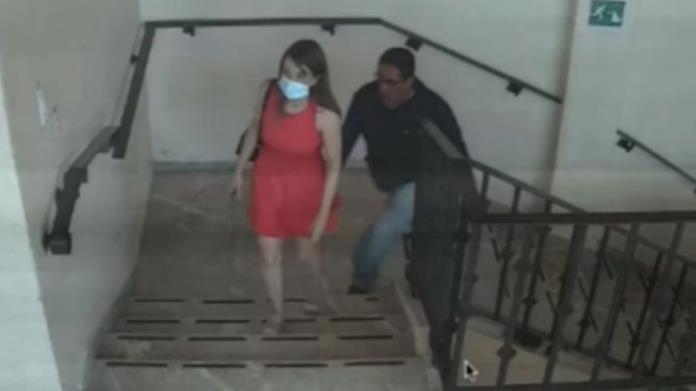 VIDEO. Captan a depravado grabando a una mujer debajo del vestido VIDEO. Captan a depravado grabando a una mujer debajo del vestido