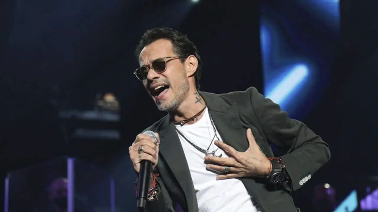 VIDEO. Marc Anthony recibe botellazo en pleno concierto