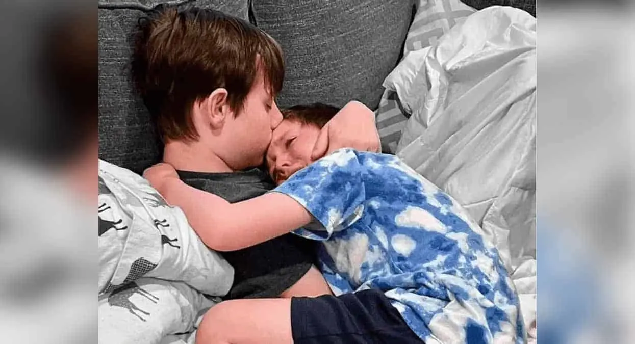 Adolescente sabe que morirá de cáncer  y consuela a su hermanito