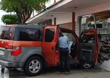 Camioneta choca contra un negocio; el chofer huye