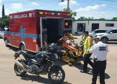 Encontronazo entre moto y automóvil deja un lesionado