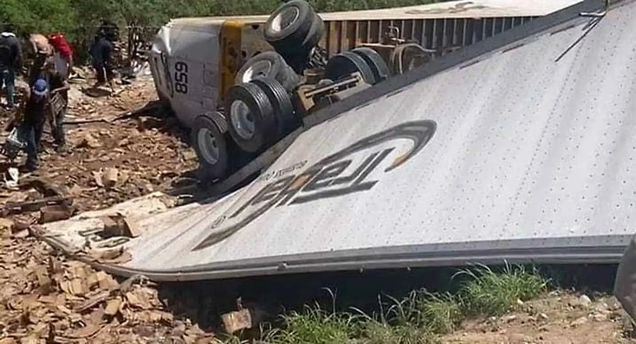 Se "acuesta" tráiler cargado de cerveza; rapiña en acción