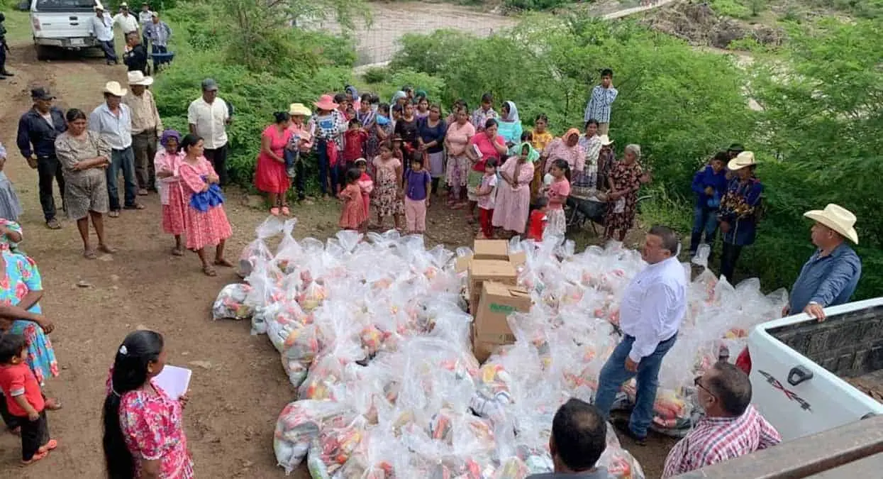 Llevan apoyos a guarijíos; desborda presa El Chino