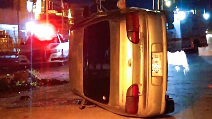 Vuelca automóvil frente al Cereso Vuelca automóvil frente al Cereso