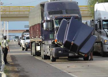 Tráiler choca con camión recolector