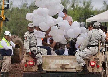 Familiares despiden a mineros con globos y mariachis en Coahuila