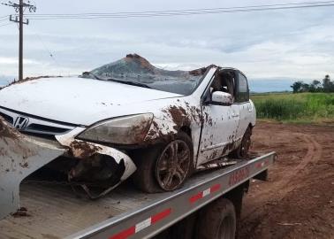 Cae vehículo a dren