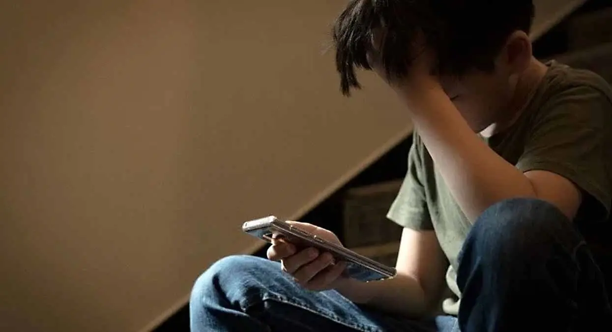 A puñetazos y patadas reciben a niño en su primer día clases