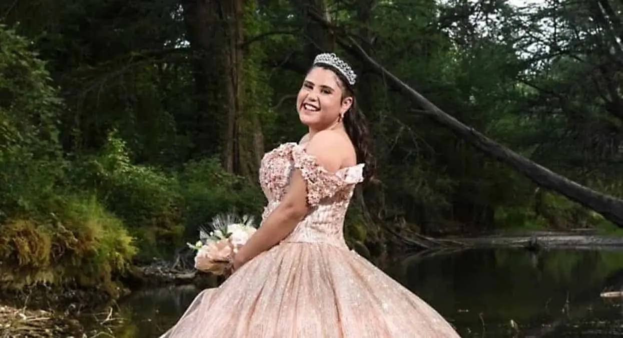 Padre invita a todo mundo a quinceañera de su hija al estilo Rubí
