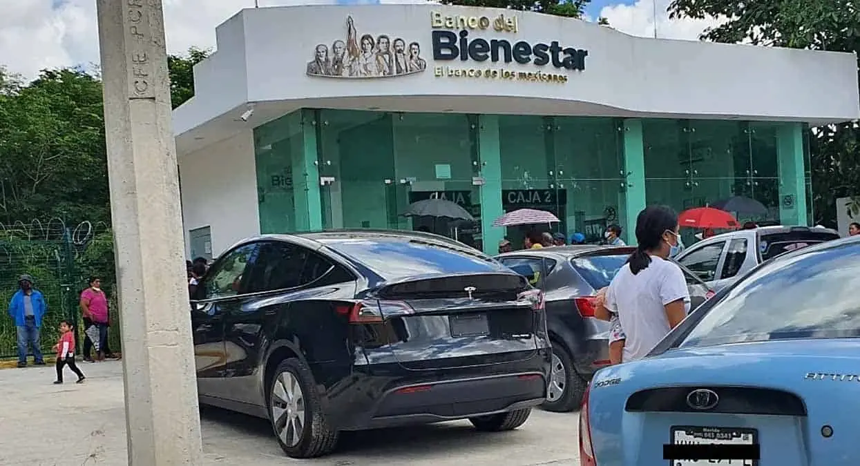 Viralizan foto auto de lujo Tesla afuera de Banco del Bienestar
