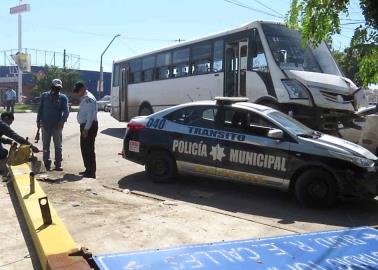 Camión sin frenos derriba semáforo