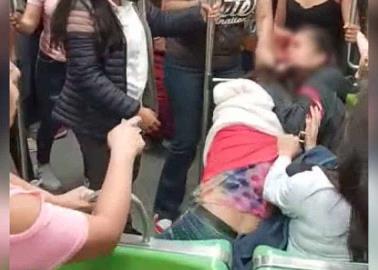 VIDEO. Vuelan pelos en el Metro con brutal pelea de mujeres