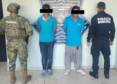 Los agarran desmantelando auto robado