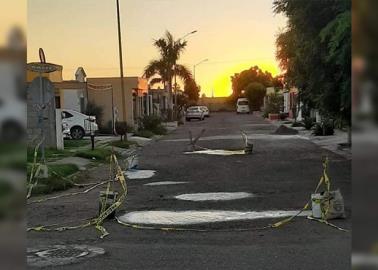 Vecinos tapan baches