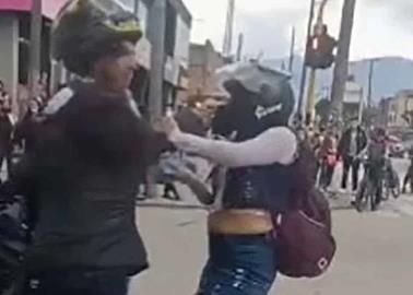 Cacha a su esposo con la amante en la moto que ella le regaló