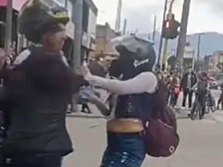 Cacha a su esposo con la amante en la moto que ella le regaló Cacha a su esposo con la amante en la moto que ella le regaló