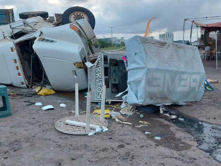 Se lleva tráiler puesto de burritos Se lleva tráiler puesto de burritos