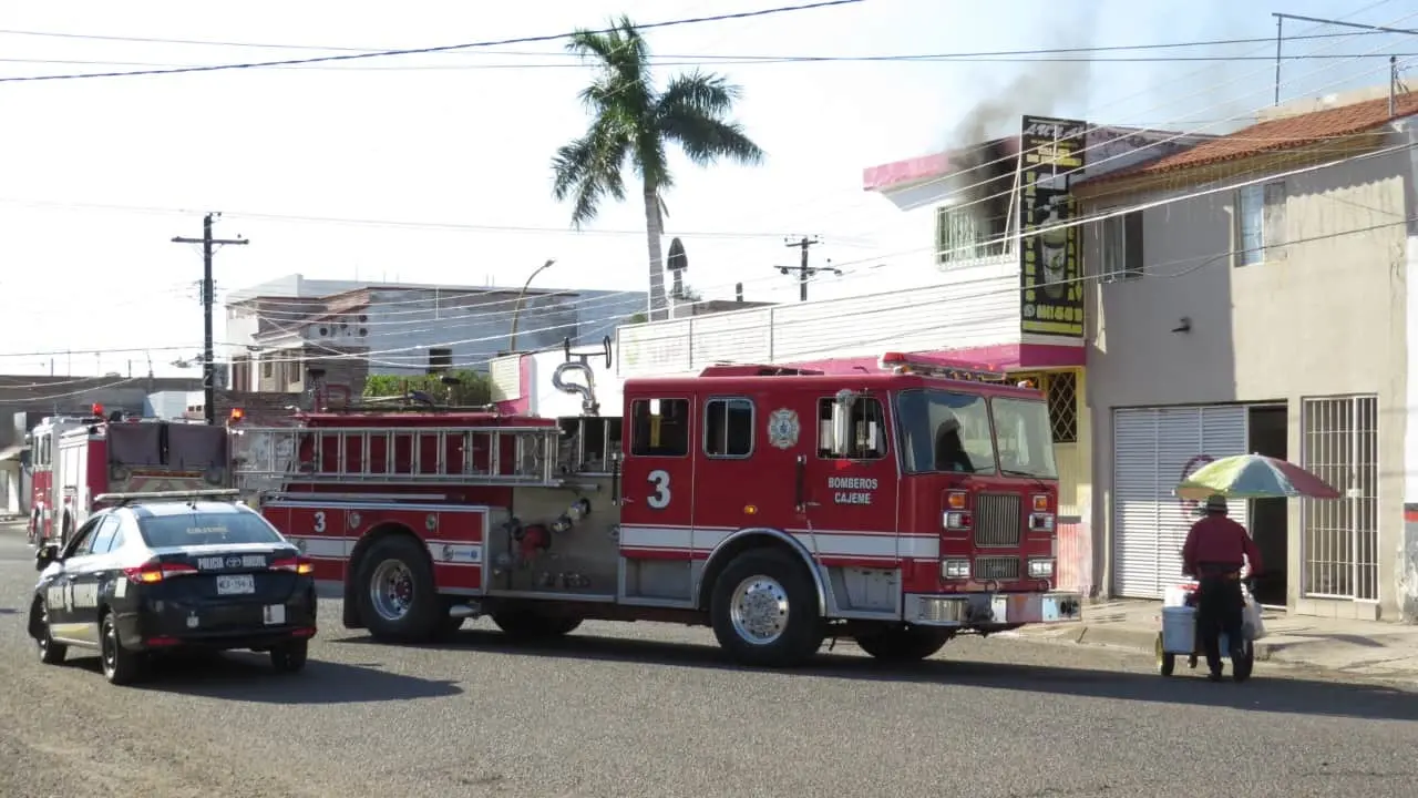 Arde paletería en el Centro